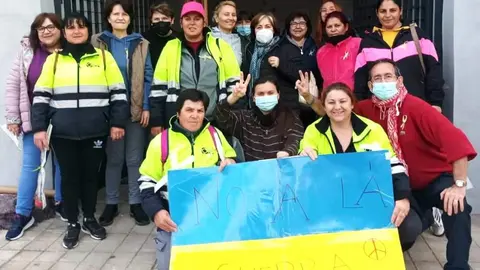 Grupo_de_voluntarios_con_bandera_de_Ucrania_y_no_a_la_guerra