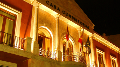 El Ayuntamiento de Valdepeñas iluminado de amarillo