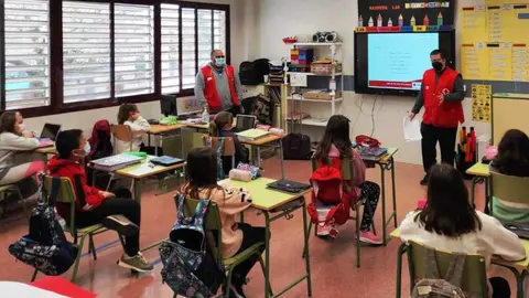 Los voluntarios de Cruz Roja Juan Ángel Palomera y Juan Parra en uno de los centros educativos de La Solana