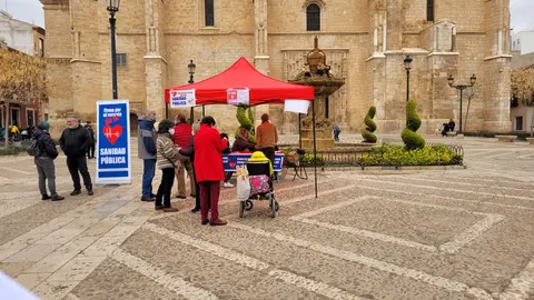 Recogida de firmas de IU en la plaza de España