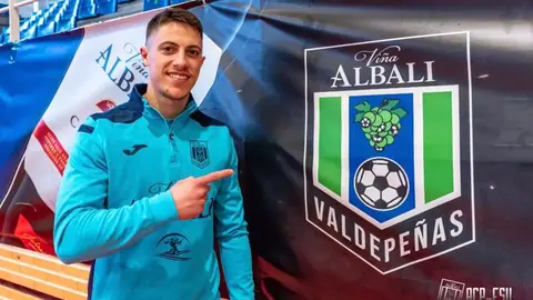 Lazarevic con la sudadera de entrenamiento del Viña Albali Valdepeñas

Foto: ACP-FSV