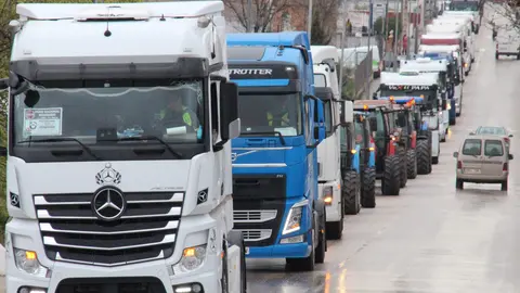 Muchos tractores se sumaron a la marcha lenta de camiones por la Avenida de la Constitución