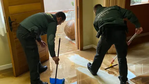 La Guardia Civil, junto con Bomberos, auxiliando a los residentes de una residencia de salud mental en Almadén por las inundaciones