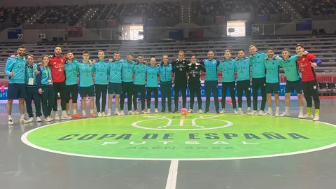 Jugadores y cuerpo técnico del Viña Albali Valdepeñas en el Olivo Arena