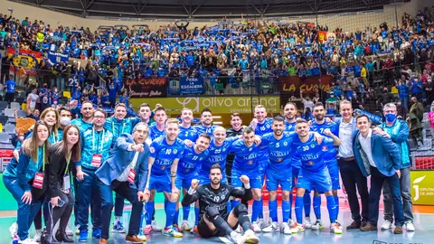 Viña Albali Valdepeñas y Marea Azulona unidos después de los cuartos de final de la Copa de España 2022 ante Jaén
Foto: ACP-FSV