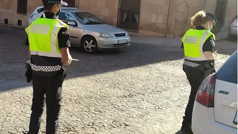 Agentes de la Policía local de La Solana durante un control