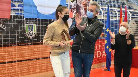 El alcalde de Valdepeñas, Jesús Martín, dándole un reconocimiento a Adriana Cerezo