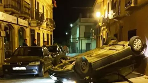 Coche volcado en la calle Monjas de La Solana
