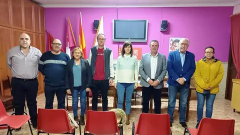 Imagen de la ejecutiva socialista de San Carlos del Valle con Francisco Pérez