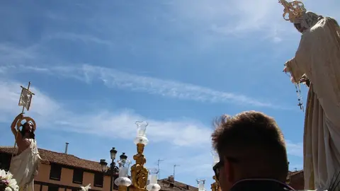 Momento del encuentro de Jesús Resucitado y la Virgen de los Campanillos en la Plaza Mayor de La Solana
