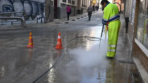 Hombre utilizado el hidrolimpiador vapor-eco