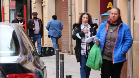 Peatones por la calle Carrera  de La Solana este miércoles, 20 de abril