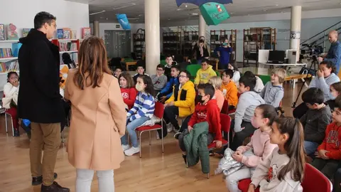 El alcalde de La Solana se dirige a los niños durante la lectura del Quijote