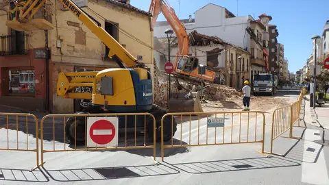 Demolición de inmuebles en la calle Seis de Junio