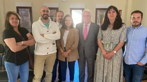 Imagen de la nueva Ejecutiva del PSOE de Ruidera, junto a Pérez y Vicario