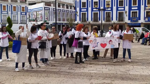 Huelga de las trabajadores de ayuda a domicilio en la plaza de España de Valdepeñas