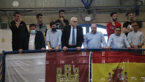 Julián Nieva en el palco del pabellón Antonio Caba