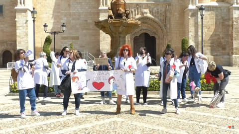 Manifestación de las trabajadoras de ayuda a domicilio en la plaza de España de Valdepeñas