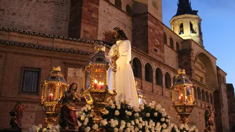 Jesús Rescatado desfila con su novedosa túnica blanca en La Solana