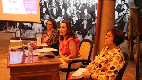 Sonia Marchán, en el centro, llevó el hilo conductor del taller                       

Foto: GACETA