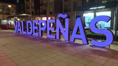 Letras corpóreas de Valdepeñas en azul