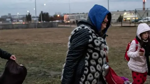 Familia ucraniana llegando a Polonia
Foto: EFE/EPA/WOJTEK JARGILO