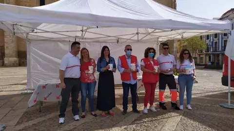 Mesa petitoria de Cruz Roja en la plaza de España por el Día de la Banderita