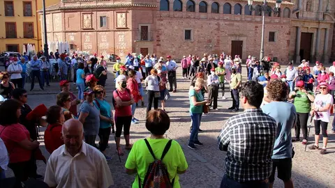 Eulalio Díaz Cano -de espaldas- da la bienvenida a los participantes en la ruta