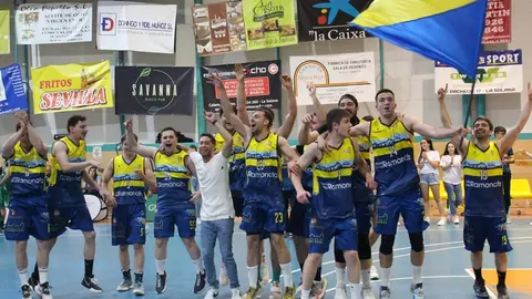 Jugadores del CB La Solana celebran el ascenso