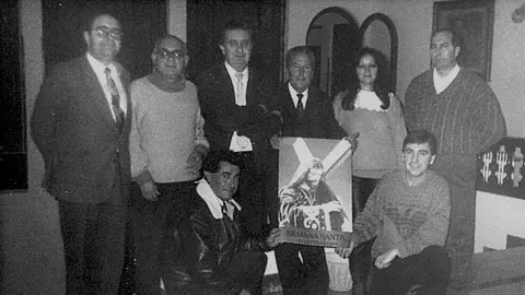 Dirigentes (algunos desaparecidos) de la Agrupación de hermandades nada más fundarse la misma, en una presentación del cartel de Semana Santa