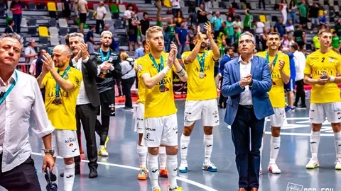 El Viña Albali aplaudiendo a la Marea Azulona tras la final de la Copa del Rey 2022
Foto: ACP-FSV