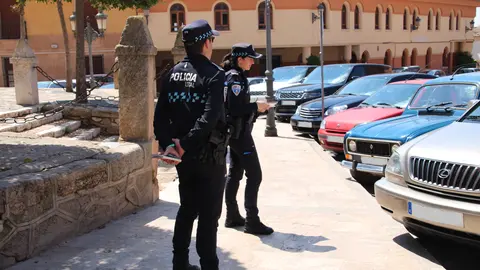 Policía Local de La Solana multando a un coche
