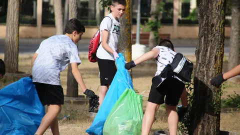 Varios jóvenes recogiendo basura en la Avenida del Deporte de La Solana