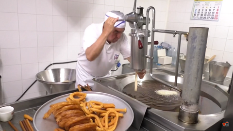 Juan de Dios López haciendo churros