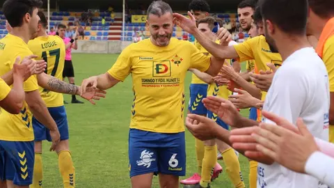 Sancho se retira por última vez como capitán del CF La Solana entre la emoción y el cariño de sus compañeros