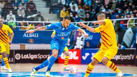 Matheus Preá regateando en el Viña Albali Valdepeñas 2-4 Barça

Foto: ACP-FSV