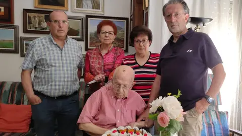 Foto de Bernabé Gilabert junto a su familia en su 100 cumpleaños