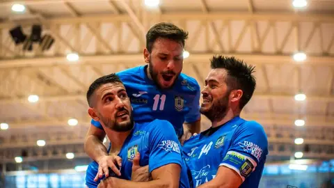 Lemine, Ivi y Rata Rato celebrando el primer tanto del gaditano en el Viña Albali Valdepeñas 5-4 ElPozo Murcia
Foto:ACP-FSV