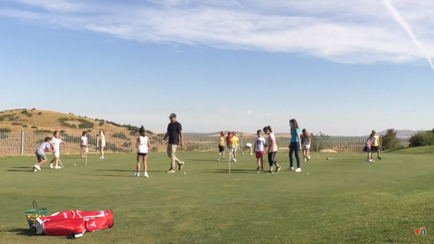 Alumnos del Colegio de Torrenueva en el campo de golf de 'La Caminera'
