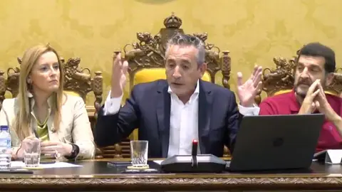 Momento en el que Jesús Martín contesta a Cándida sobre el rey en el Pleno de junio de Valdepeñas