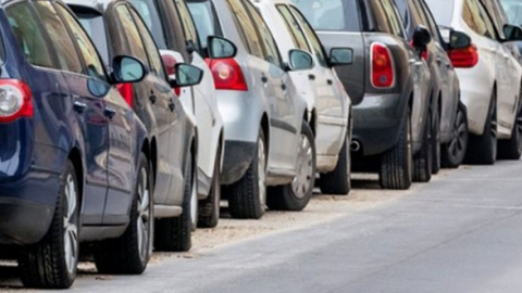 Coches aparcados en Valdepeñas
