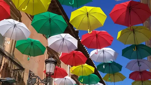 Paraguas de 2022 en la calle Juan Alcaide