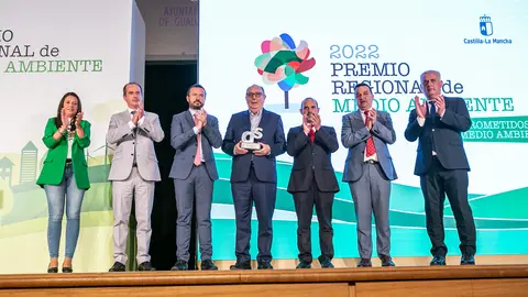 El consejero delegado de Gruart La Mancha, Francisco González Sánchez, recogiendo el premio durante la gala