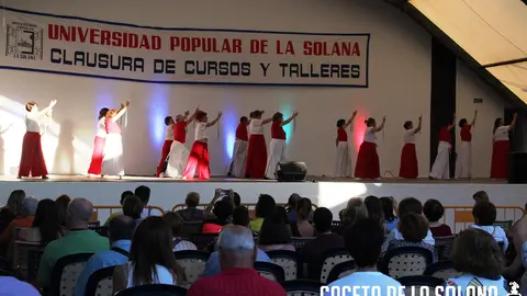 La muestra comenzó con la exhibición de taichí de las alumnas de yoga y taichí