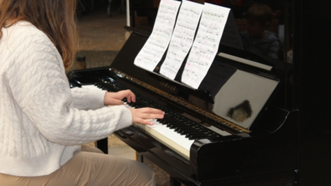 Mujer tocando el piano