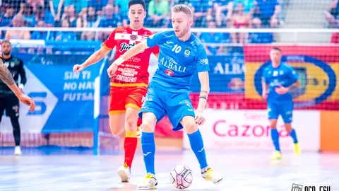 Batería perseguido por Jesús en el Viña Albali Valdepeñas 4-3 Jimbee Cartagena
Foto: ACP-FSV