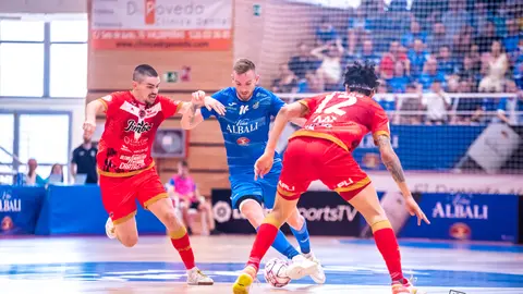 Mellado y Lucao intentando robar el balón a Sergio González en el Viña Albali Valdepeñas 4-3 Jimbee Cartagena 
Foto: ACP-FSV