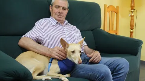 Un usuario de la vivienda de mayores de La Solana con Koba