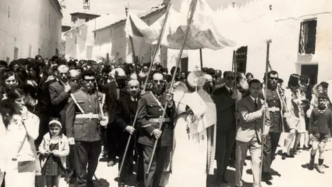 La Custodia con el Santísimo recorre bajo palio las calles de Alhambra (Ciudad Real) durante la procesión del Corpus Christi. Años 60. Fondo Los Legados de la Tierra. Archivo de la Imagen de Castilla-La Mancha.