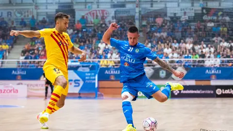 Lazarevic encarando a Pito en el Viña Albali Valdepeñas 0-1 Barça de la ida de las semifinales de la liga

Foto: ACP-FSV